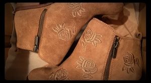 Suede leather booties w/Roses
